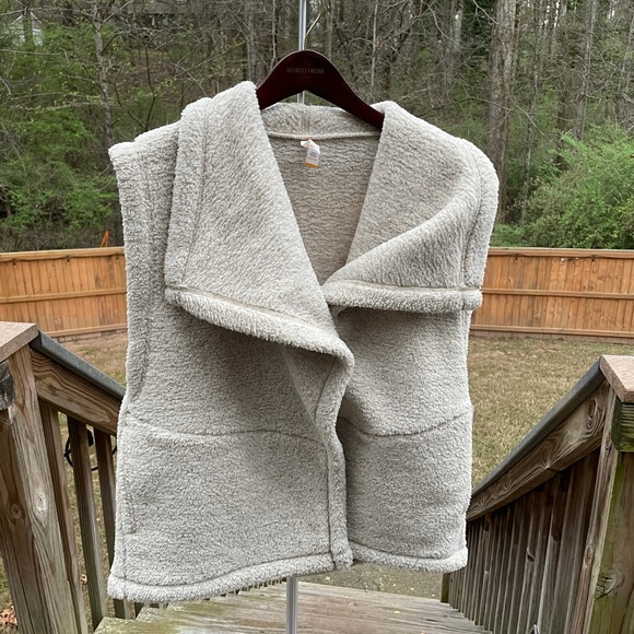 lucy hatha sherpa vest - Picture 9 of 11